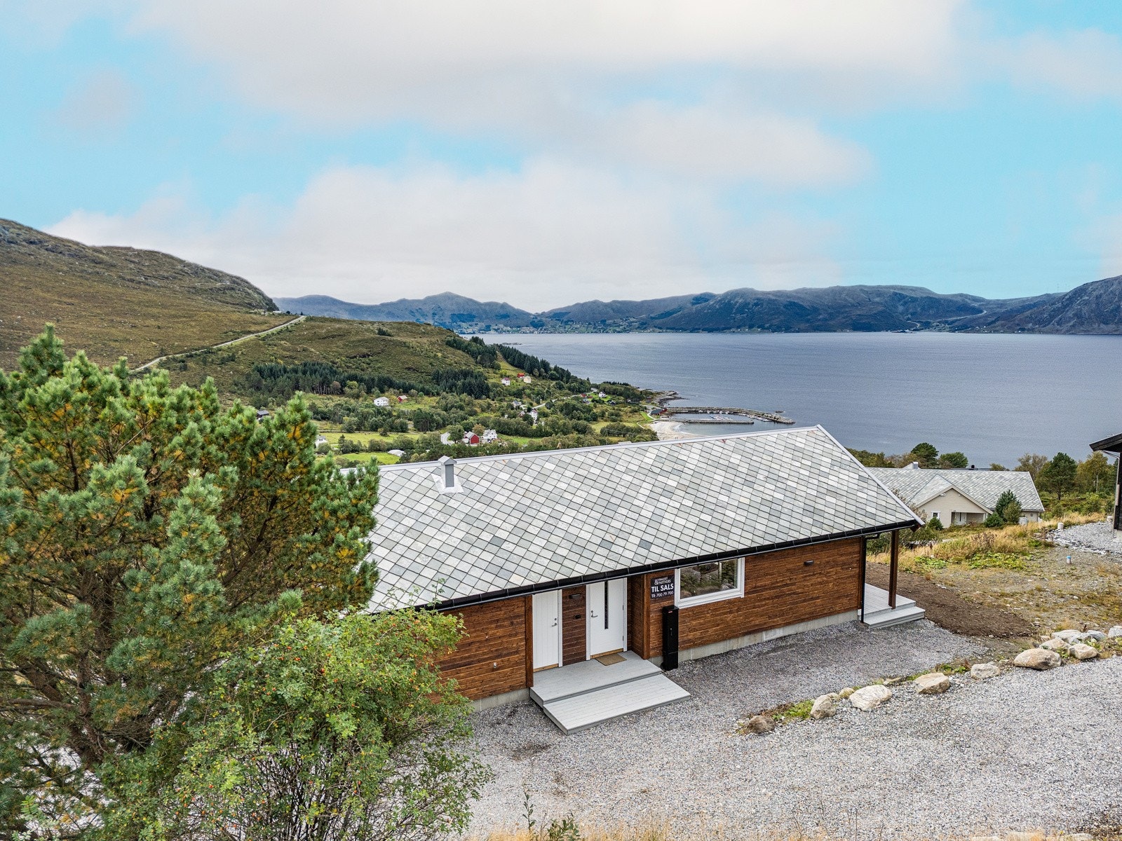 Hytta ligg veldig fint i terrenget og har gode kvaliteter med mellom anna skifer på tak Galleribilde