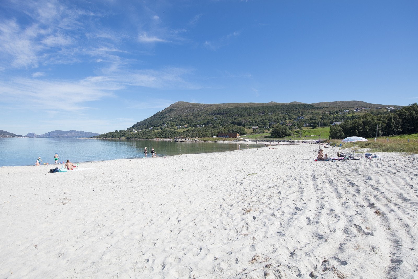 Sandviksanden har servicehus med dusj og toalett, bålplass med grill og gjestebrygge Galleribilde
