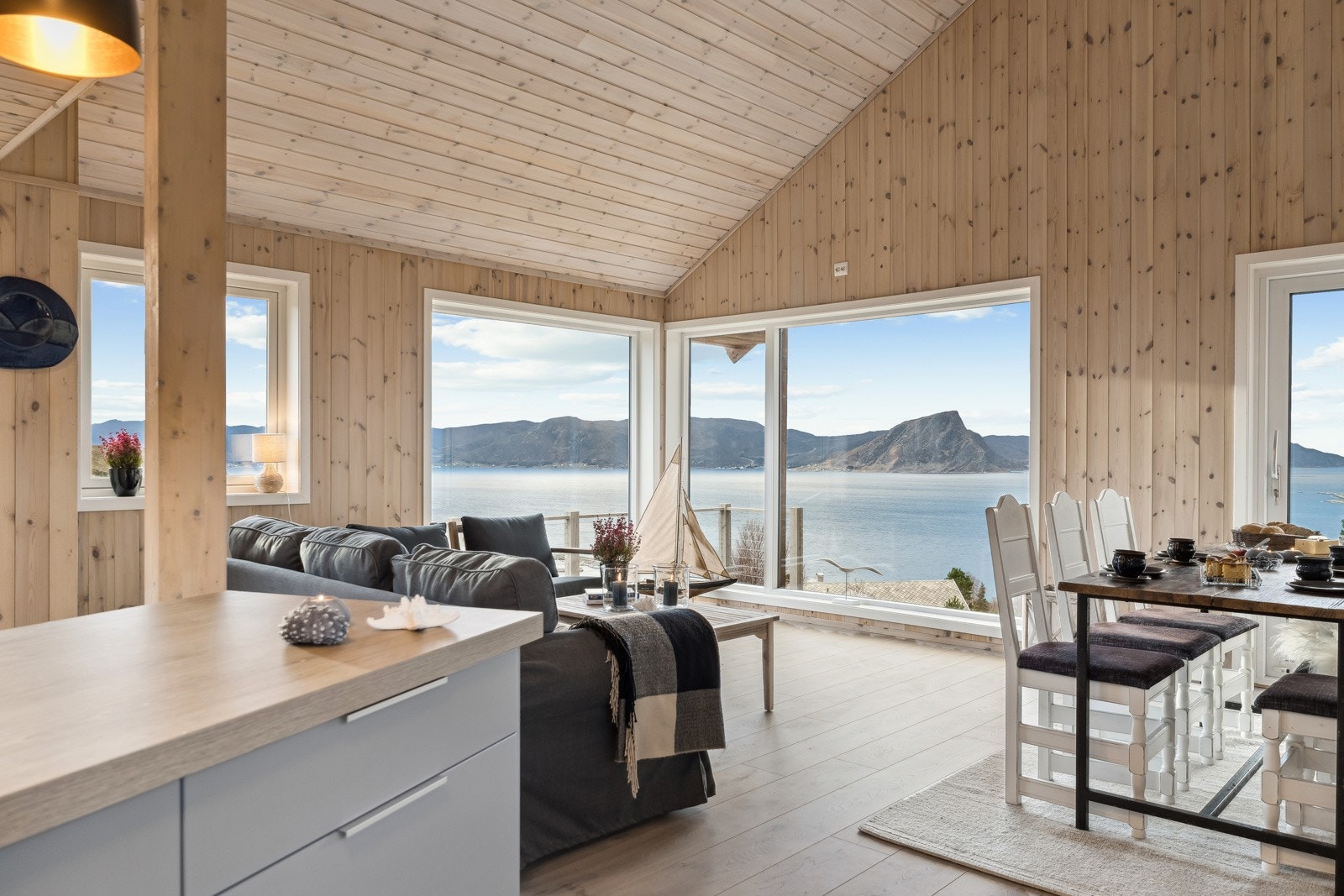 Stova har store vindauge som tek naturen inn og gir eit fantastisk utsyn Galleribilde