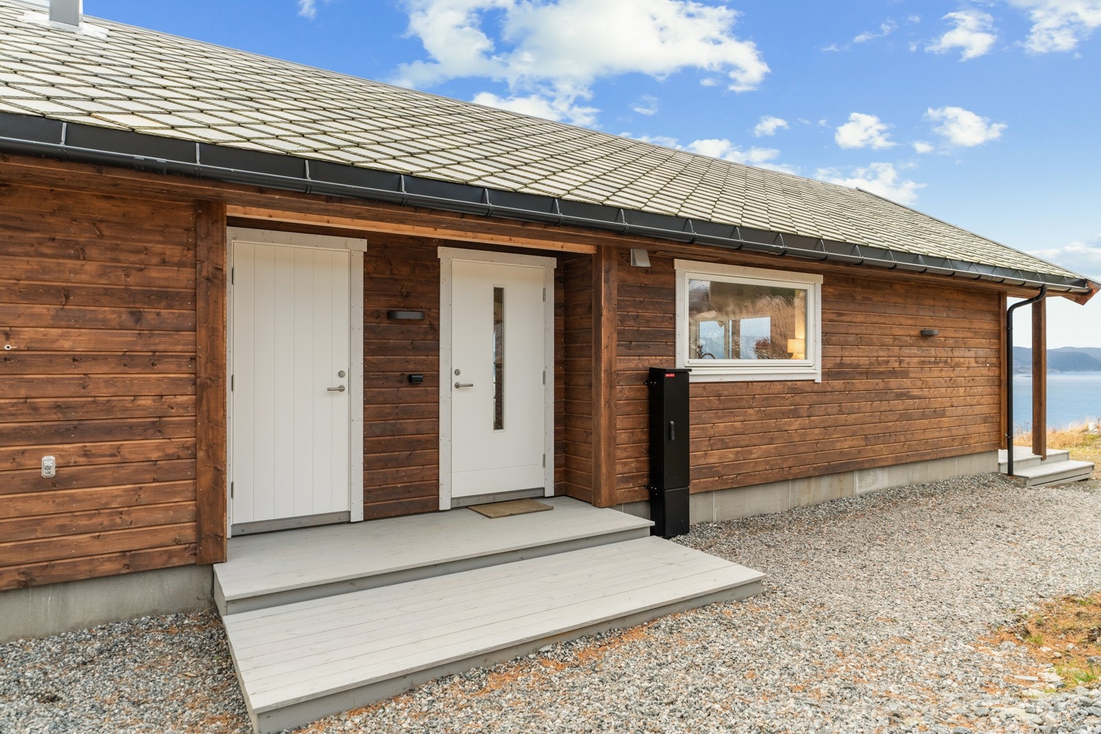 Inngangspartiet er overbygd og har lett fin tilkomst frå parkeringsareal Galleribilde