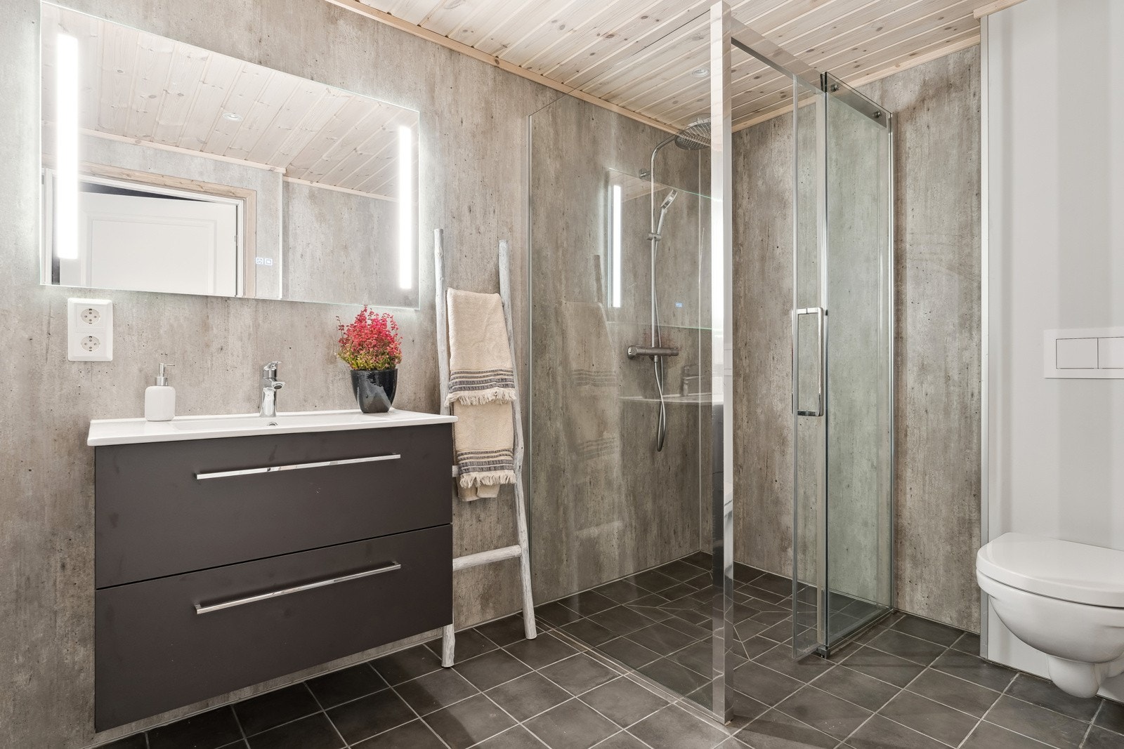 Badet er romsleg og ligg fint til i tilknyting til soveroma Galleribilde