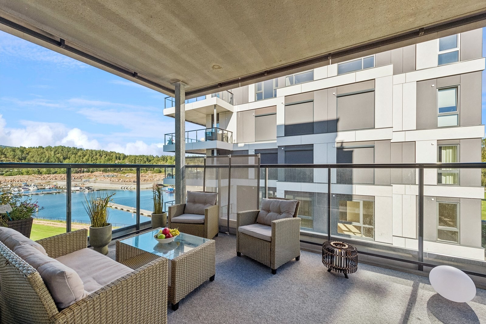 Balkong har god plass til møblering etter eget ønske og behov. Galleribilde