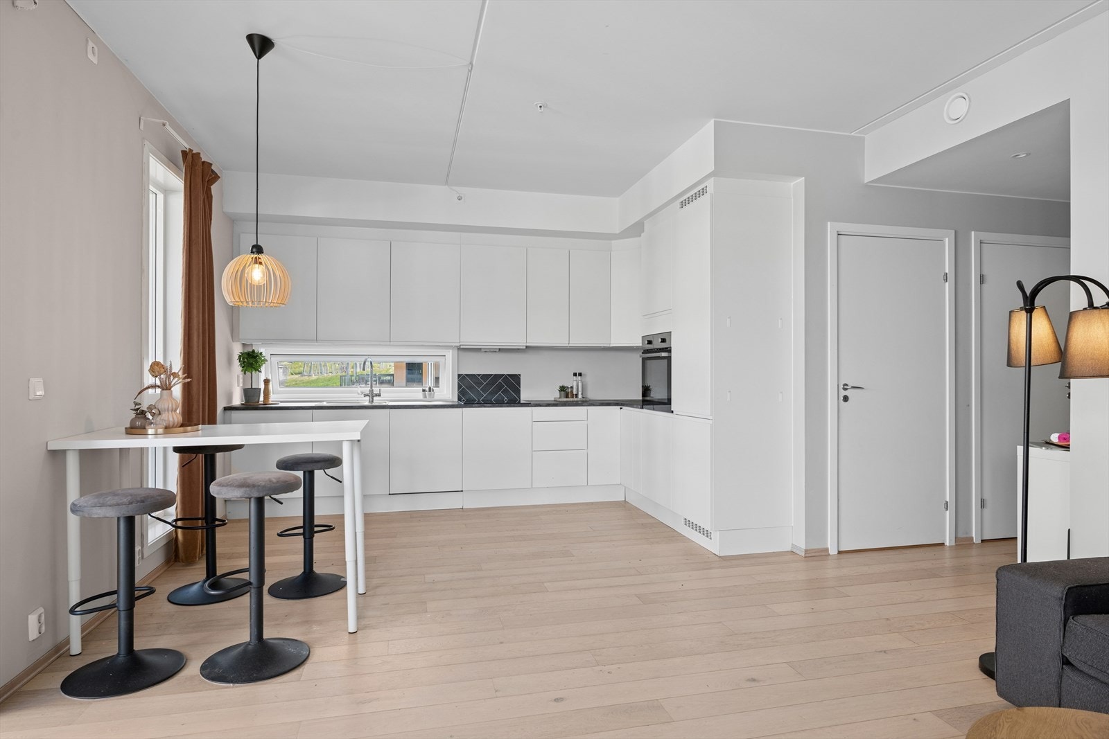 Flott kjøkken med god skap - og benkeplass Galleribilde