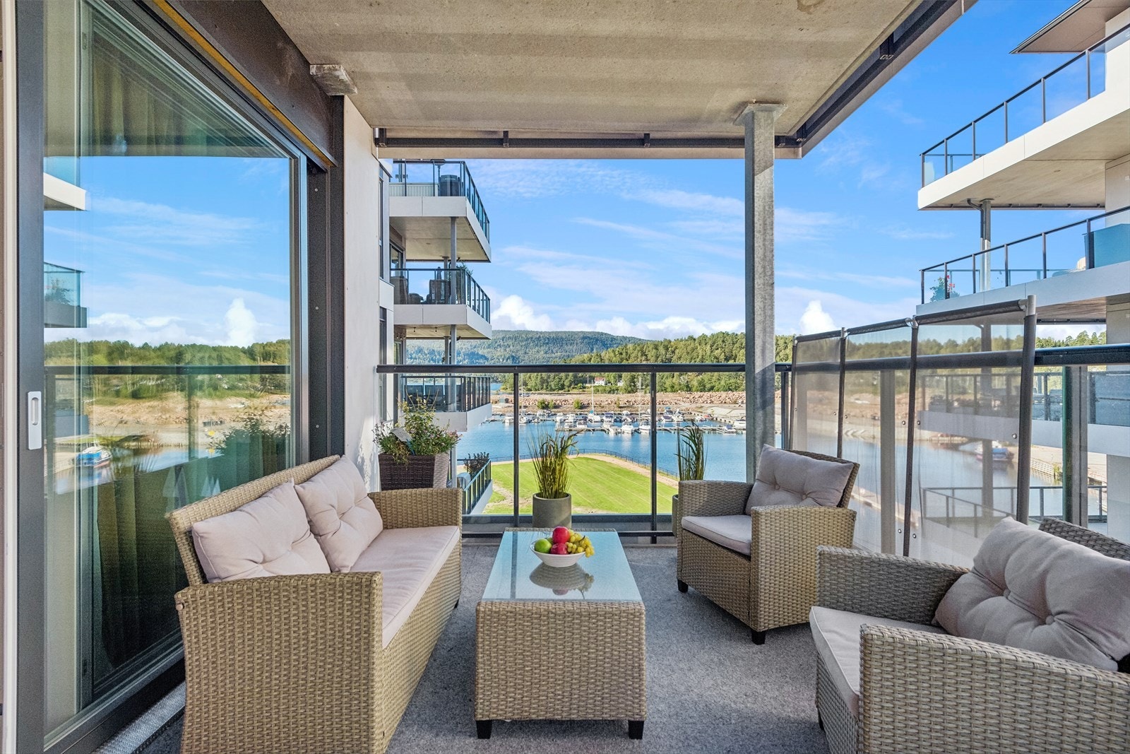 Leiligheten byr på stor og romslig balkong med fin utsikt. Galleribilde