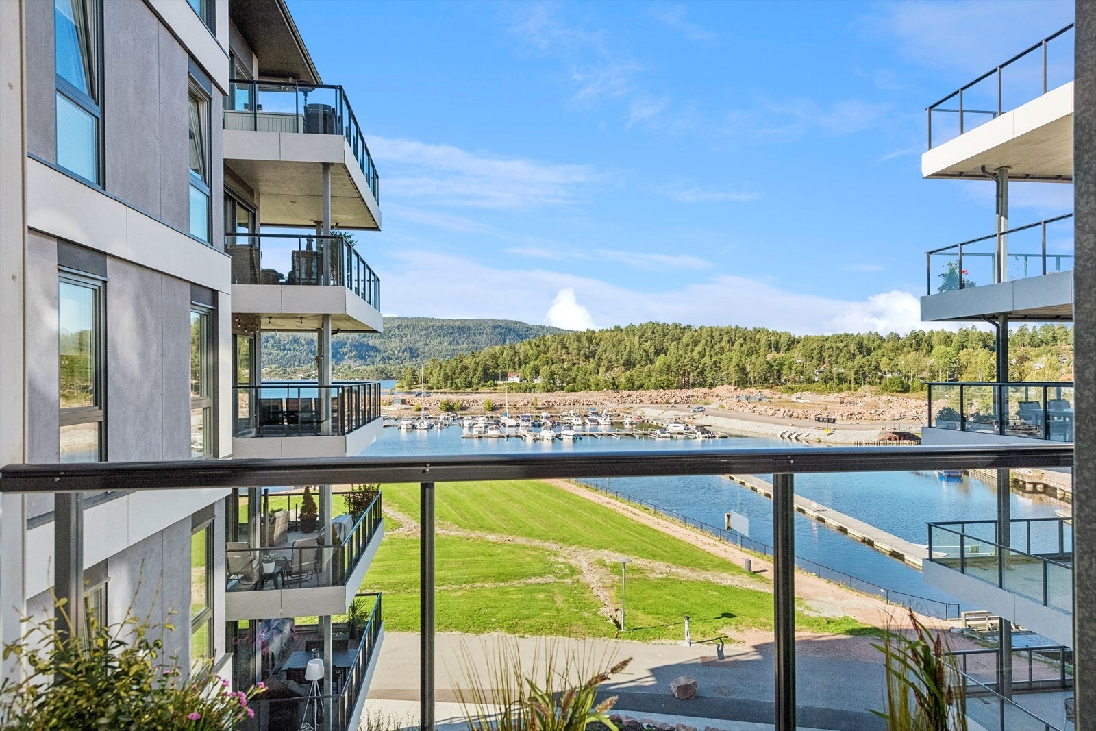 Flott utsikt. Eier opplyser at solen kommer rundt kl. 15. Galleribilde