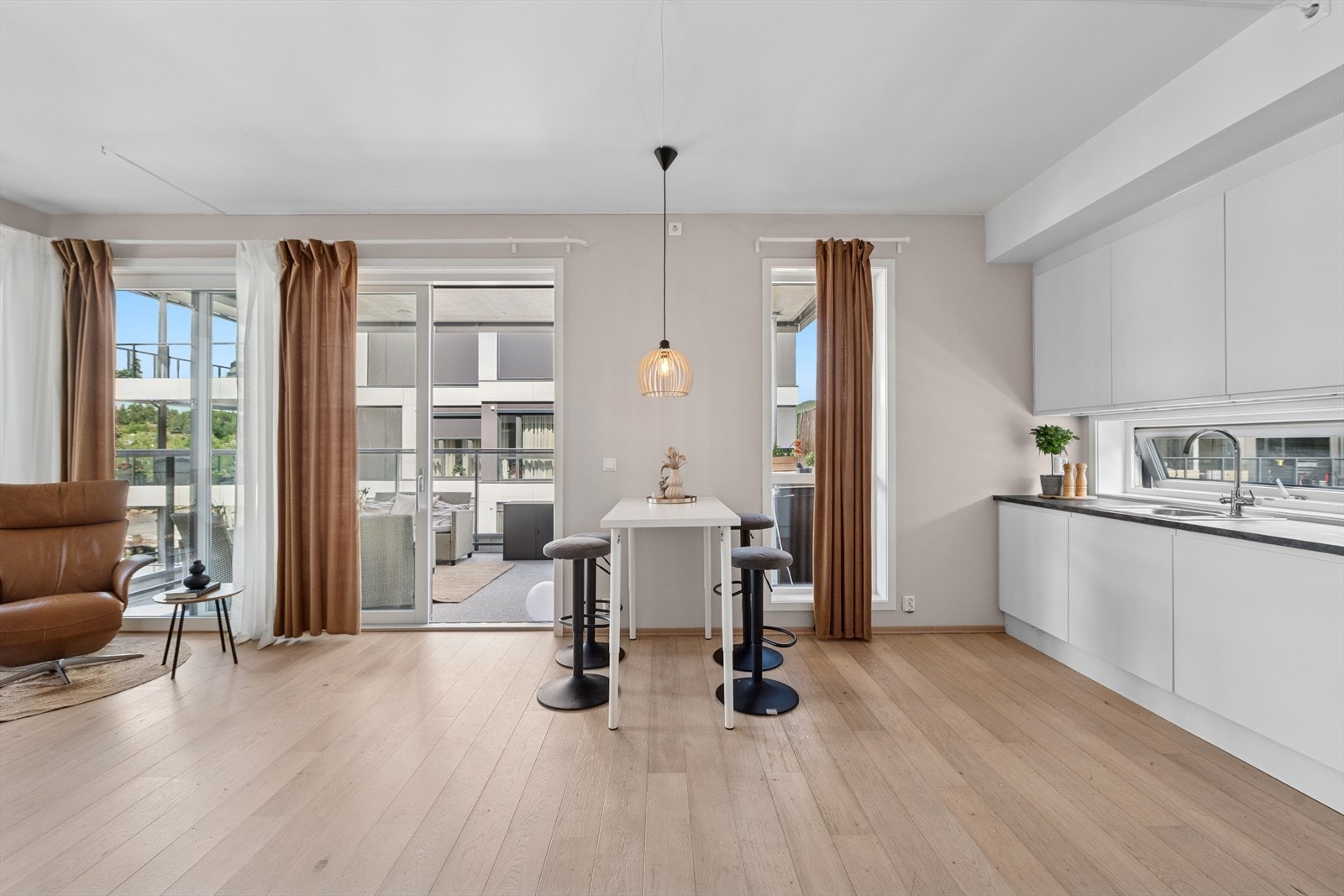 Praktisk åpen stue- og kjøkken løsningen Galleribilde