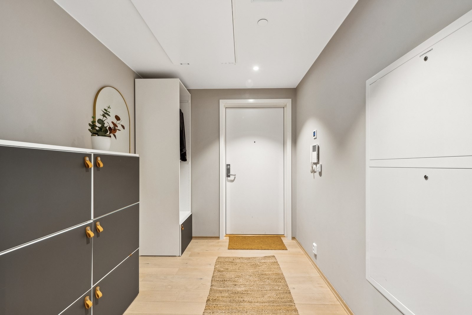 Velkommen inn til denne romslige gangen. Galleribilde