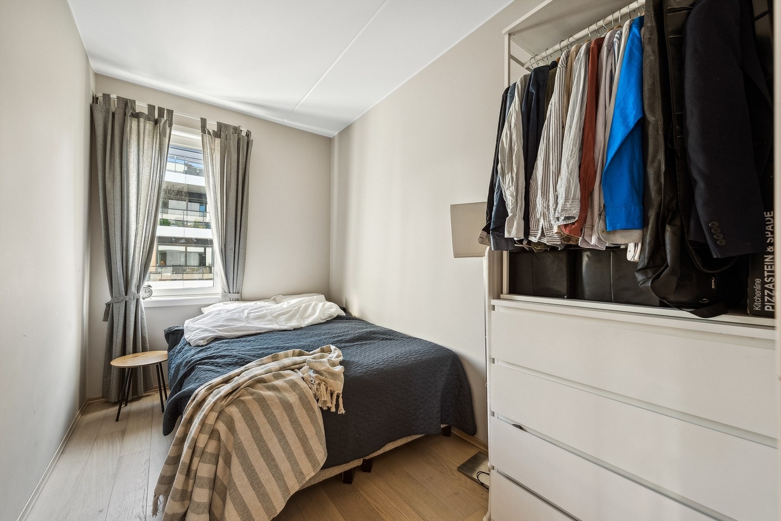 Soverom nr 2. med garderobeskap Galleribilde