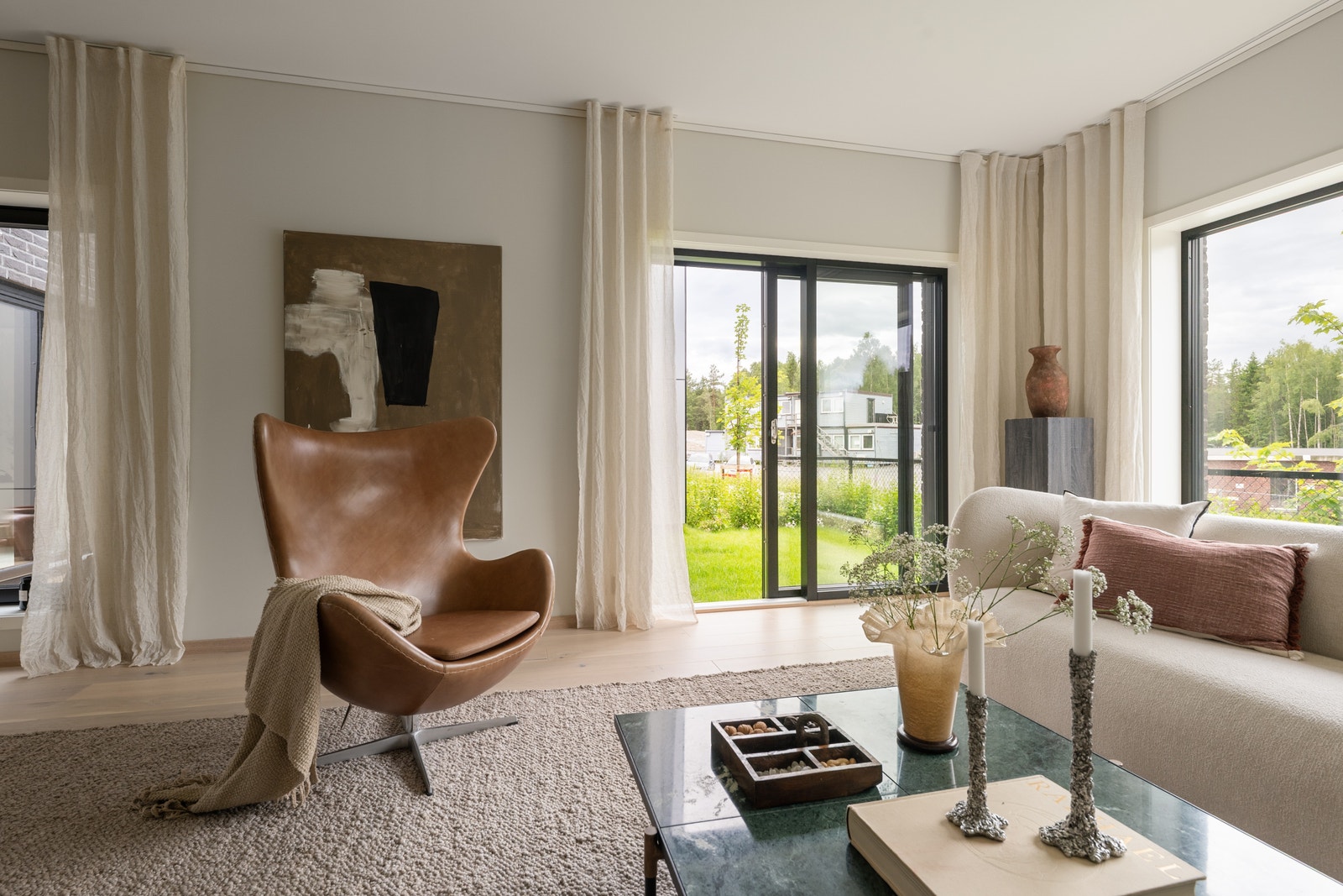 Fra stuen er det skyvedør ut til hage mot sydvest. Galleribilde