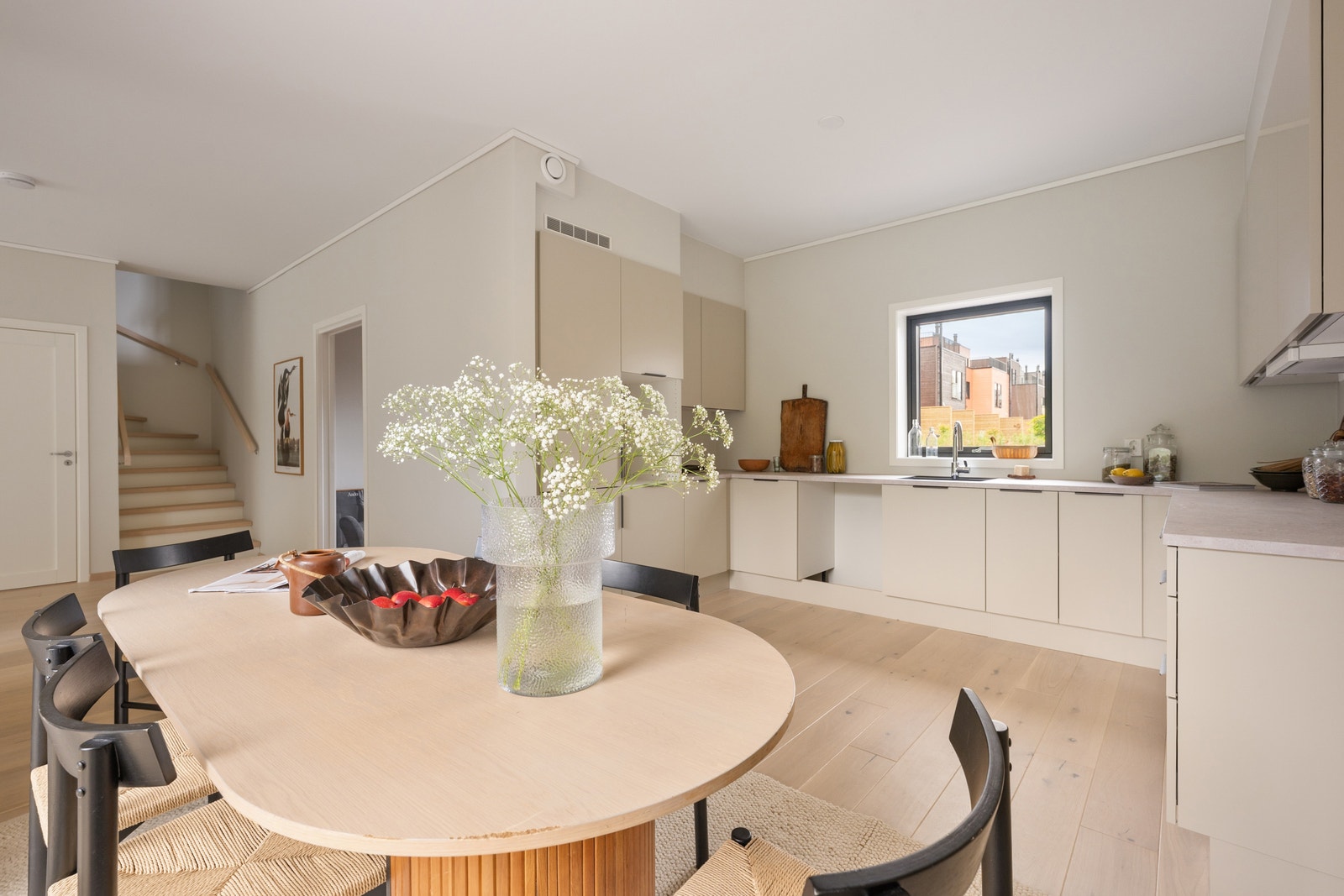 Lekkert kjøkken fra HTH med god skap- og benkeplass på tre vegger. Galleribilde