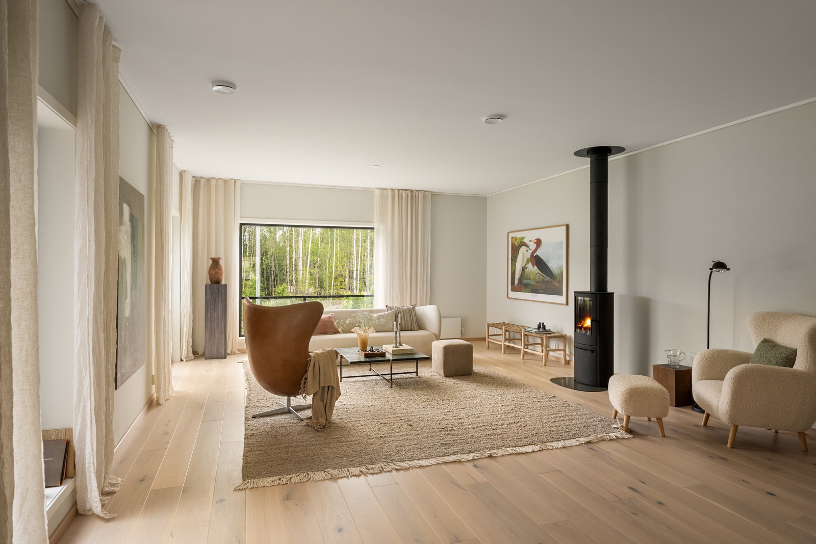 1-stavs eikeparkett på gulvet, peisovn i stuen. Galleribilde