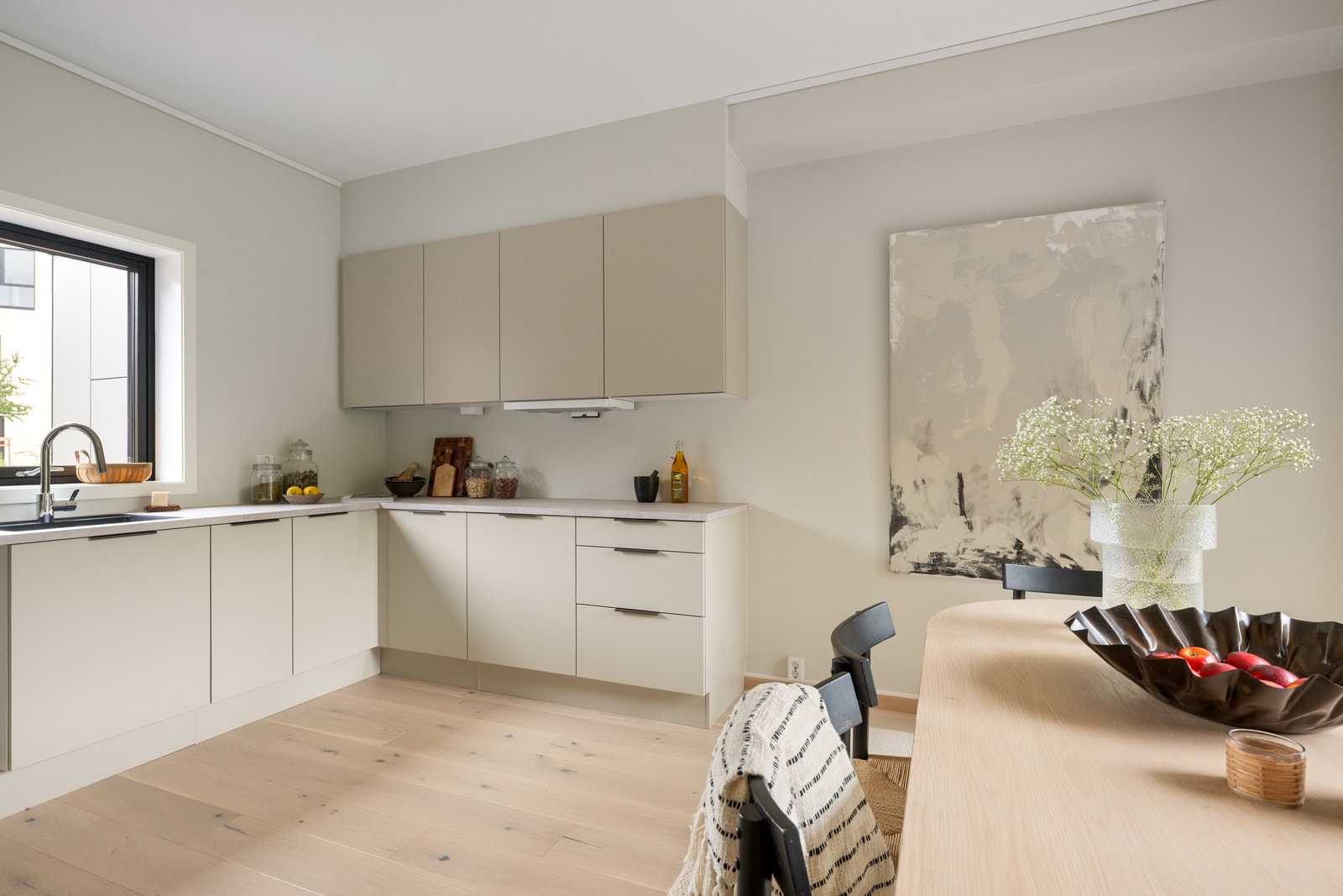 Kjøkkenet ligger skjermet fra stuen, men med god plass til spisestue. Galleribilde