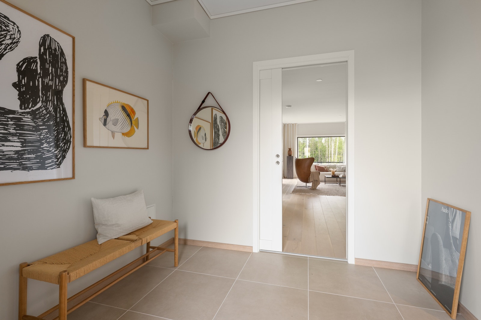 Romslig entré som har flislagt gulv med varme. Galleribilde