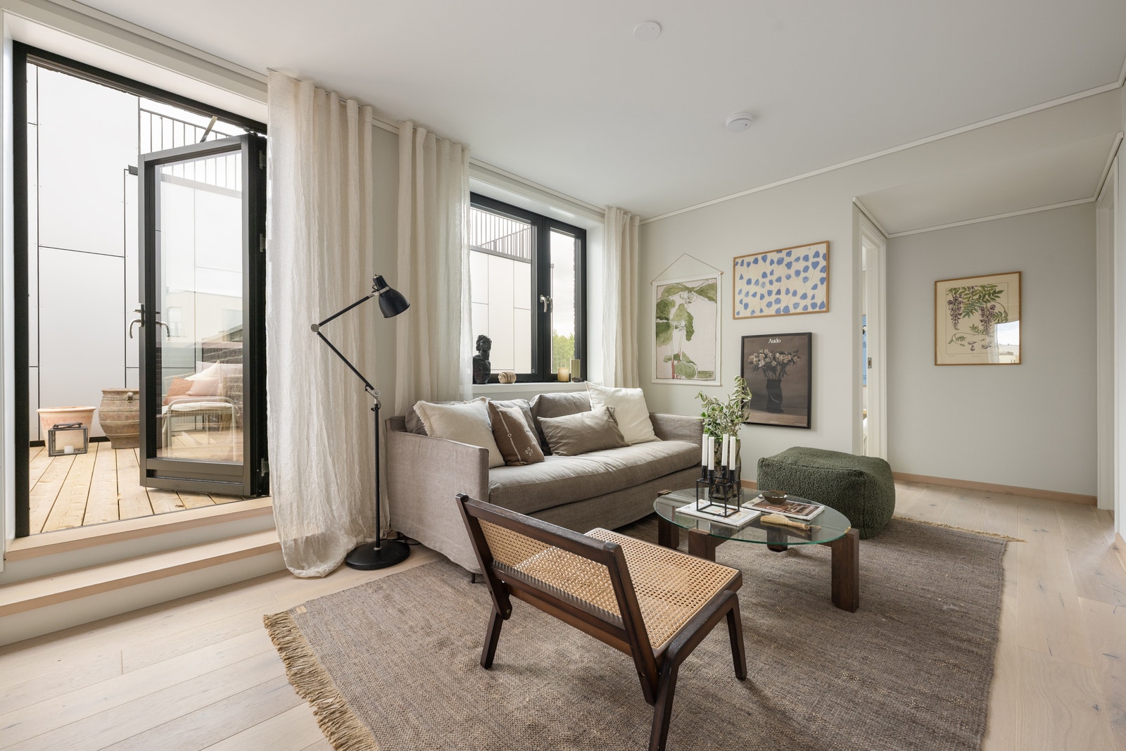 I 2. etasje har man nok en lys, hyggelig stue. Herfra har man adkomst til takterrassen. Galleribilde