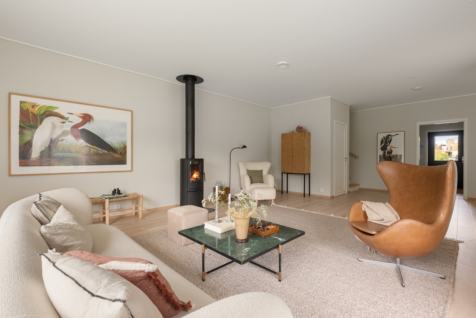 Stuen er et lyst og deilig oppholdsrom med mye naturlig lysinnslipp. Galleribilde