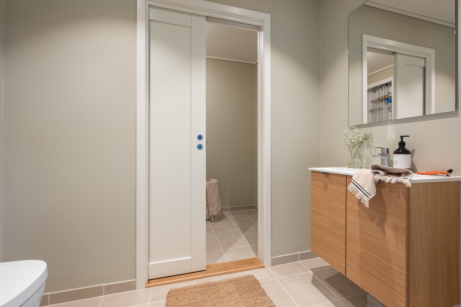 Fra entréen er det adkomst til gjestetoalett, og innenfor der er det et praktisk vaskerom med opplegg for vaskemaskin. Galleribilde