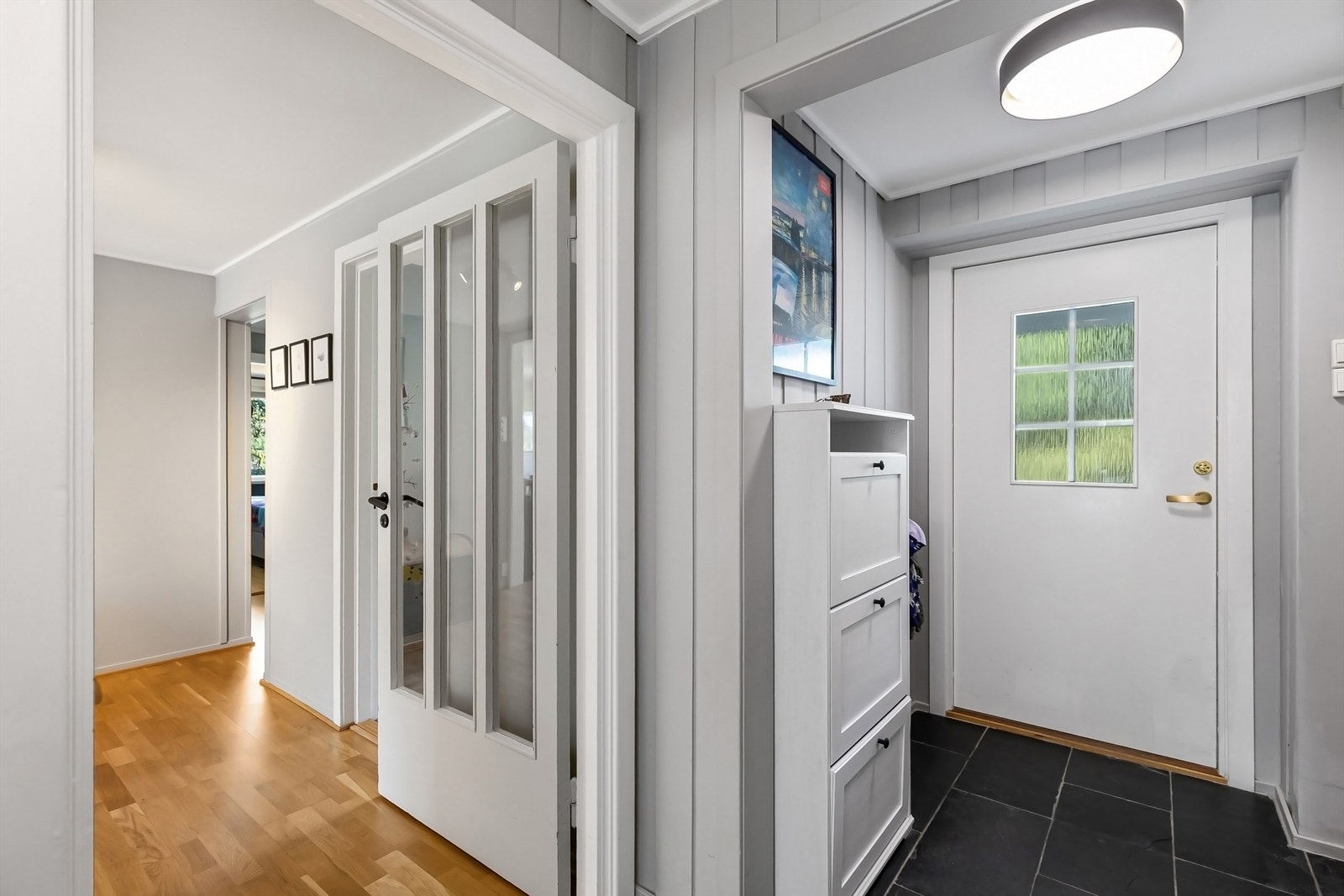 Det er varmekabler i gang, bod ved gangen og begge bad Galleribilde