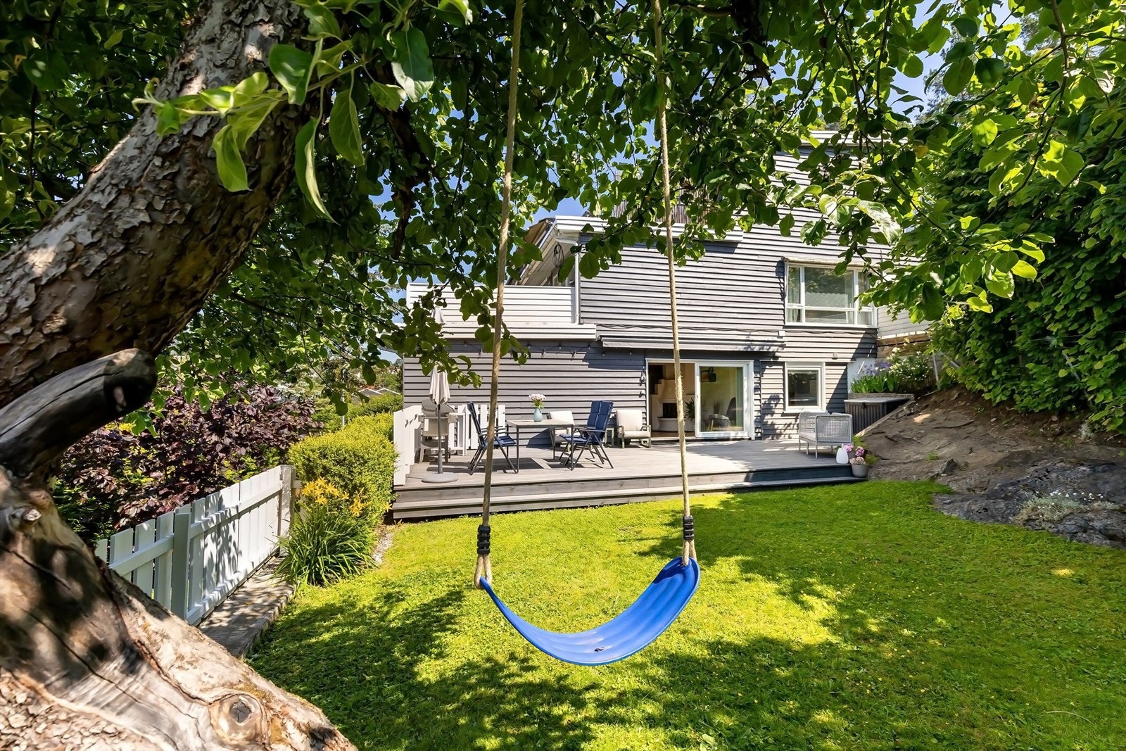 Eiendommen ligger i et populært og barnevennlig boligområde på Nadderud ved Bekkestua. Den interne beliggenheten er perfekt i en rolig blindvei Galleribilde