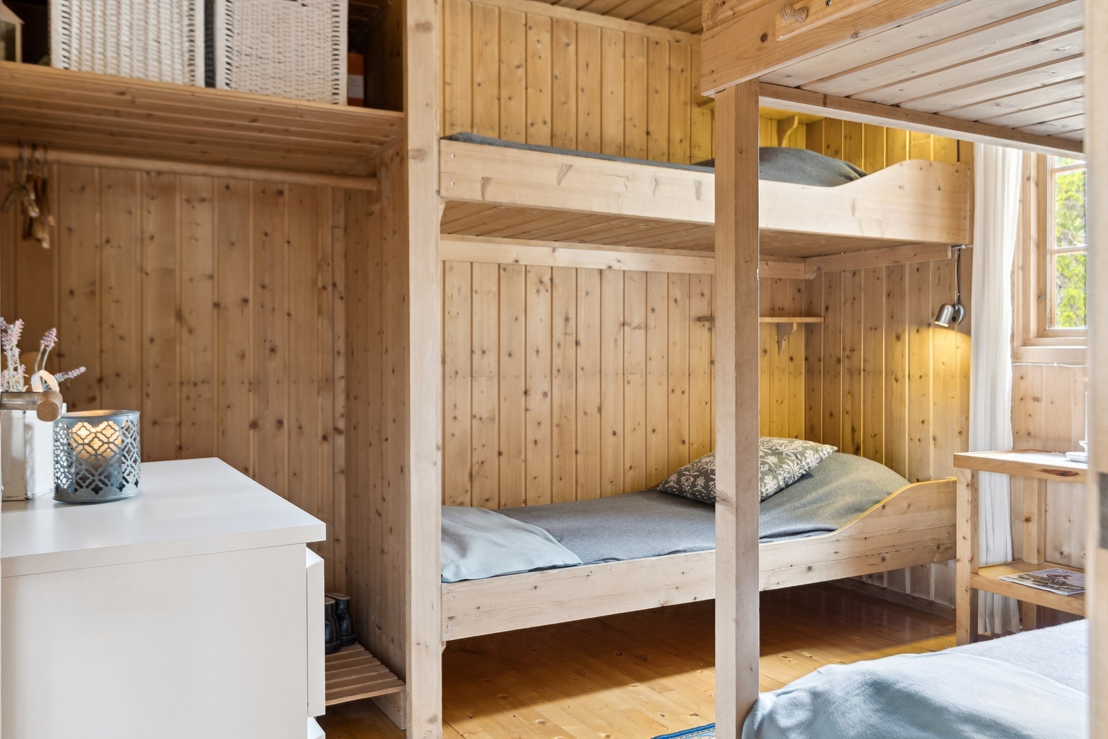 Soverom 1 har også løsning for oppheng av klær, hyller for sko og med plass til en liten kommode Galleribilde