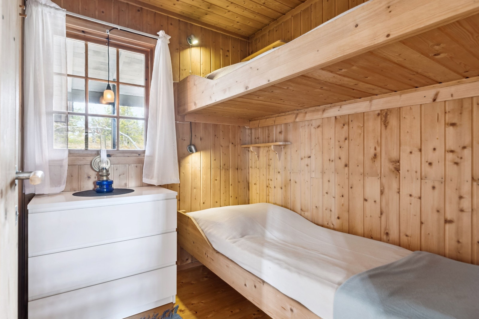 Soverom 2 er innredet med 2 sengeplasser og en praktisk kommode Galleribilde