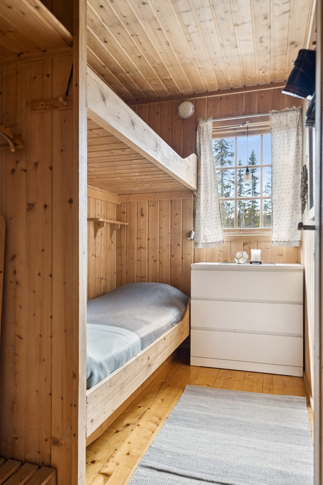 Soverom 4 med 2 sengeplasser, kommode og nisje for klær og sko Galleribilde