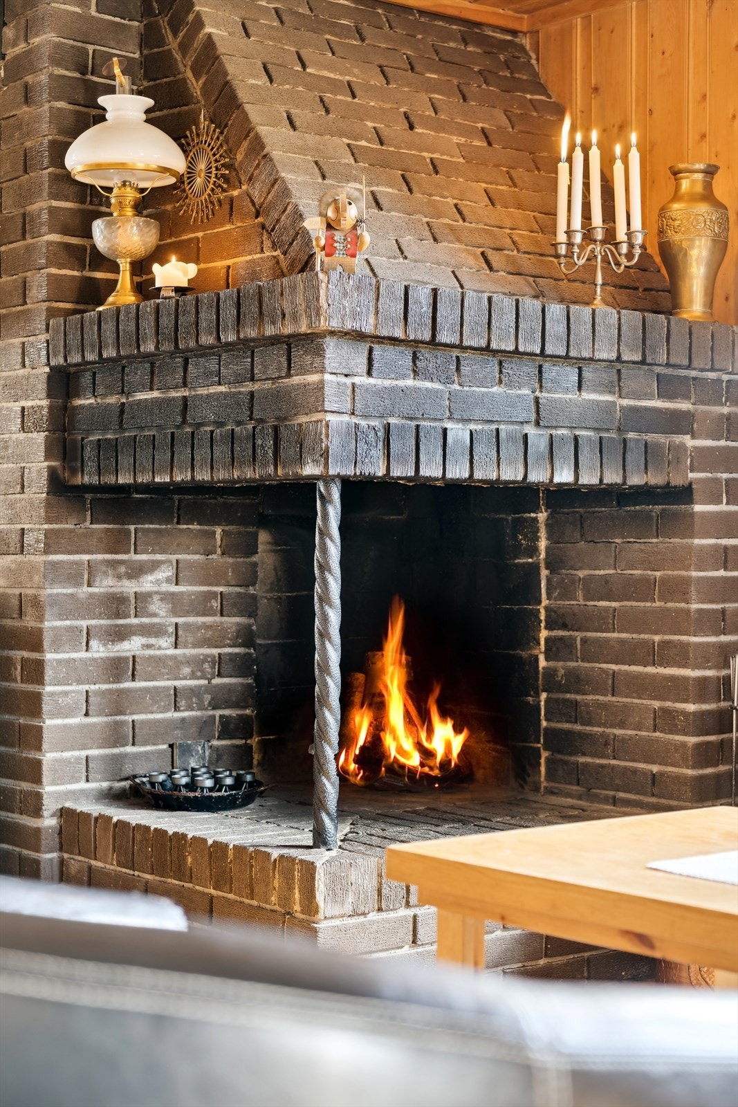 Sprakende peis gir god varme og atmosfære Galleribilde