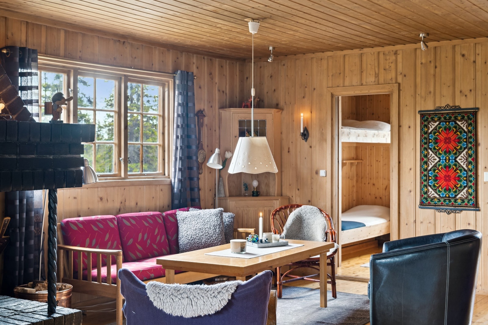 Koselig og lun plassering av sofamøblement ved den åpen peisen Galleribilde