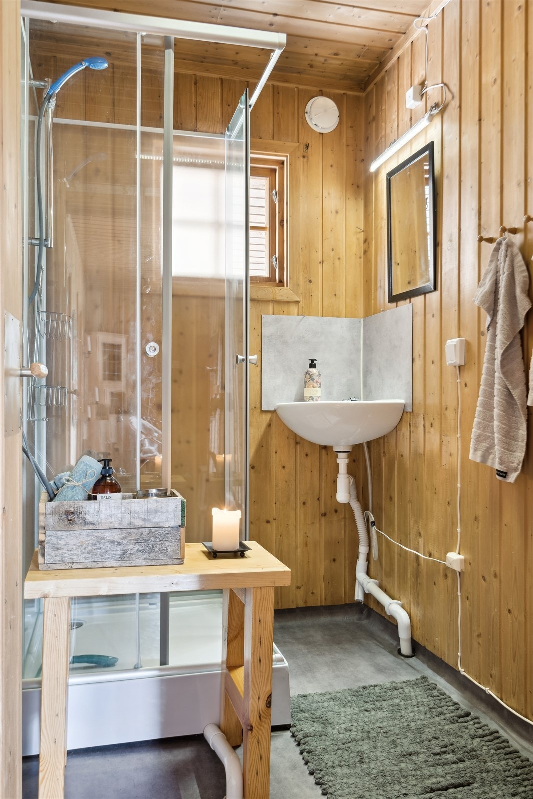 Badet er innredet med dusjkabinett og vask Galleribilde