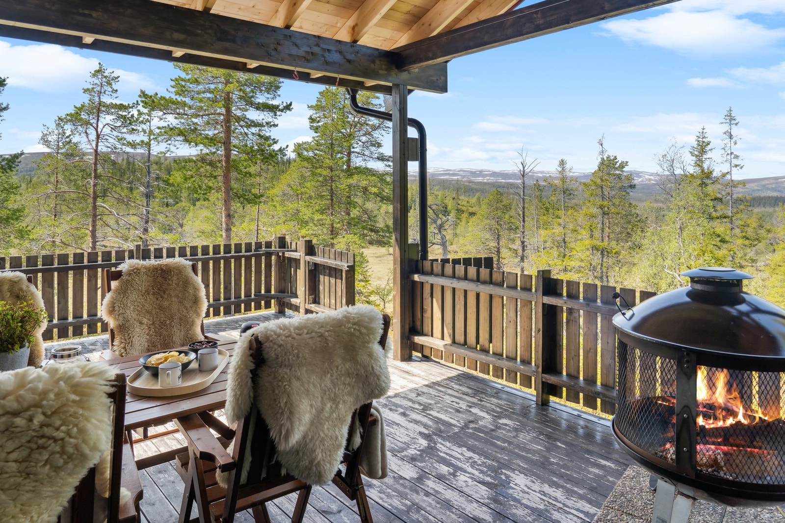 Romslig terrasse på 59 kvm. Her kan du nyte sene sommerkvelder i all slags vær med ly over hodet. Galleribilde