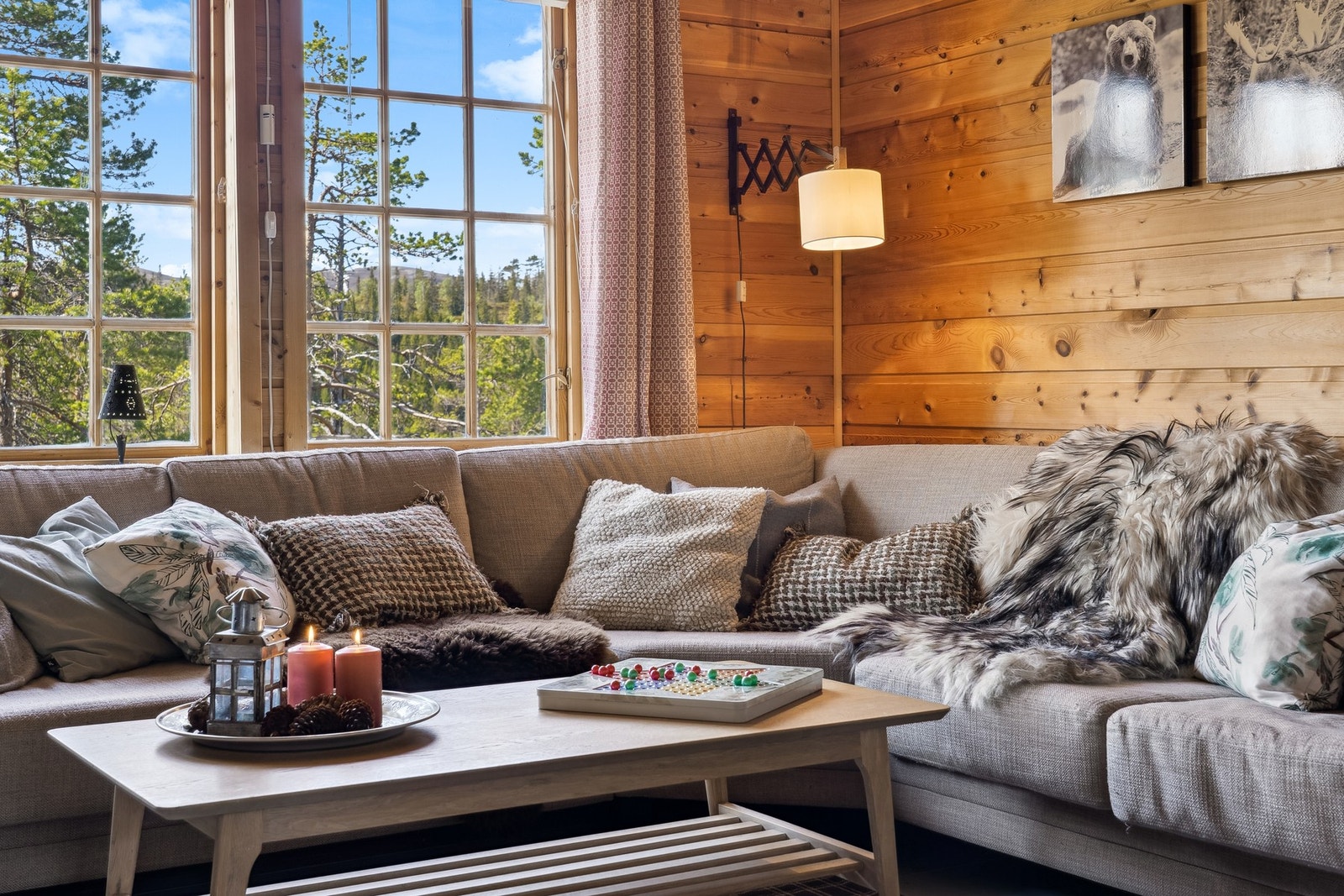 Store vindusoverflater som gir rommet rikelig med naturlig lysinnlipp. Galleribilde
