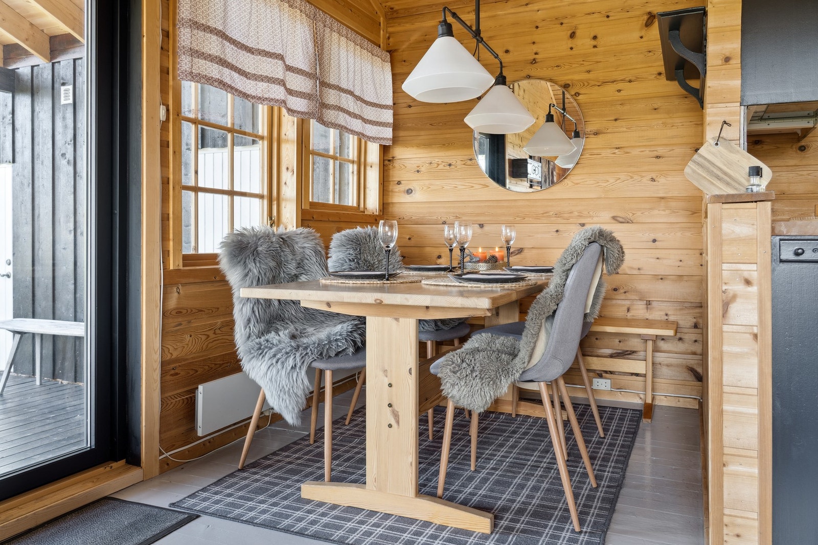 Lun spisestue, rom til stort spisebord med plass til hele familien. Galleribilde