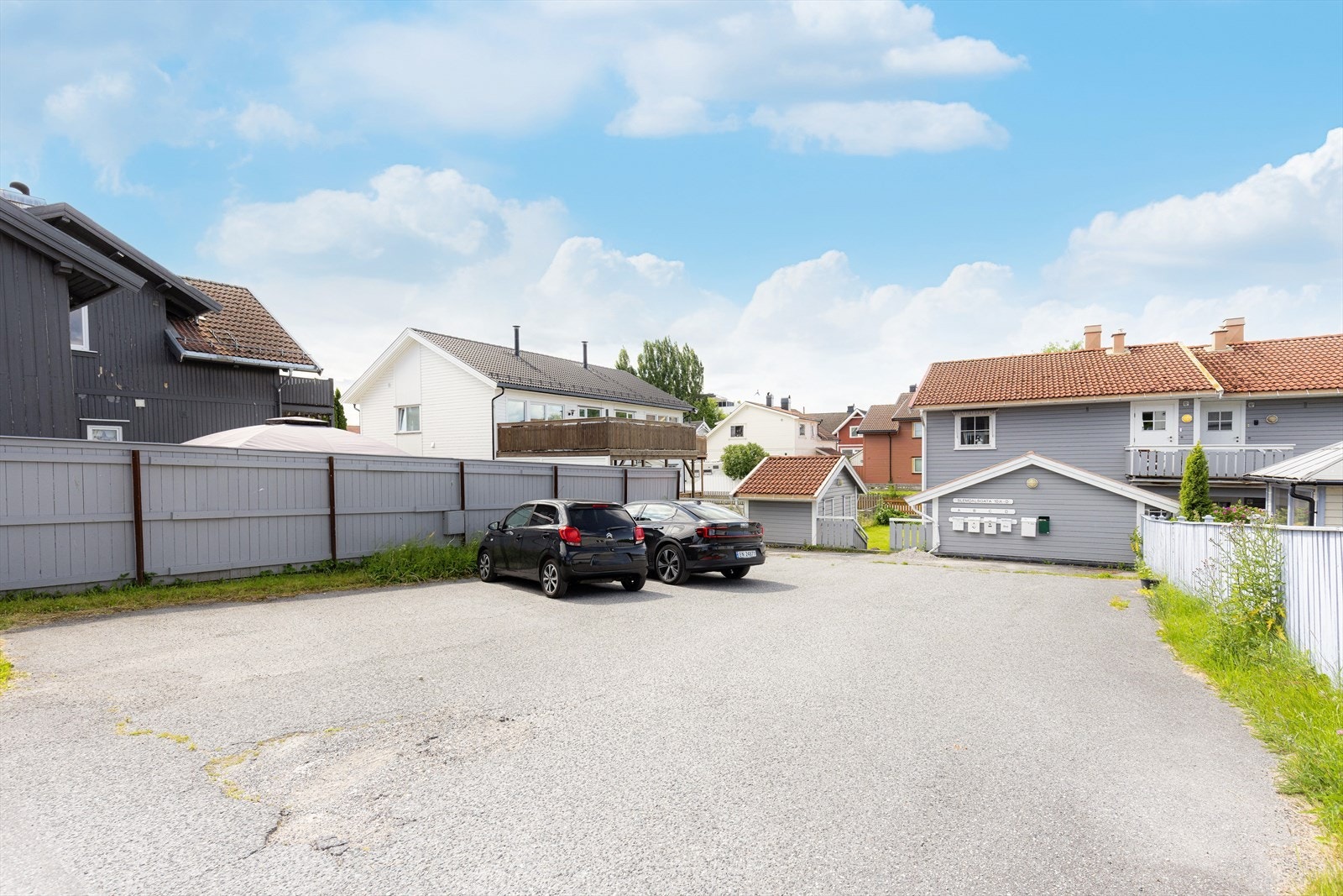 Området er barnevennlig, med barnehage og barneskole innen gangavstand. Lundedalen, som er pent opparbeidet med friarealer, lekeplasser og baner for diverse ballspill, ligger også i nærområdet. Galleribilde