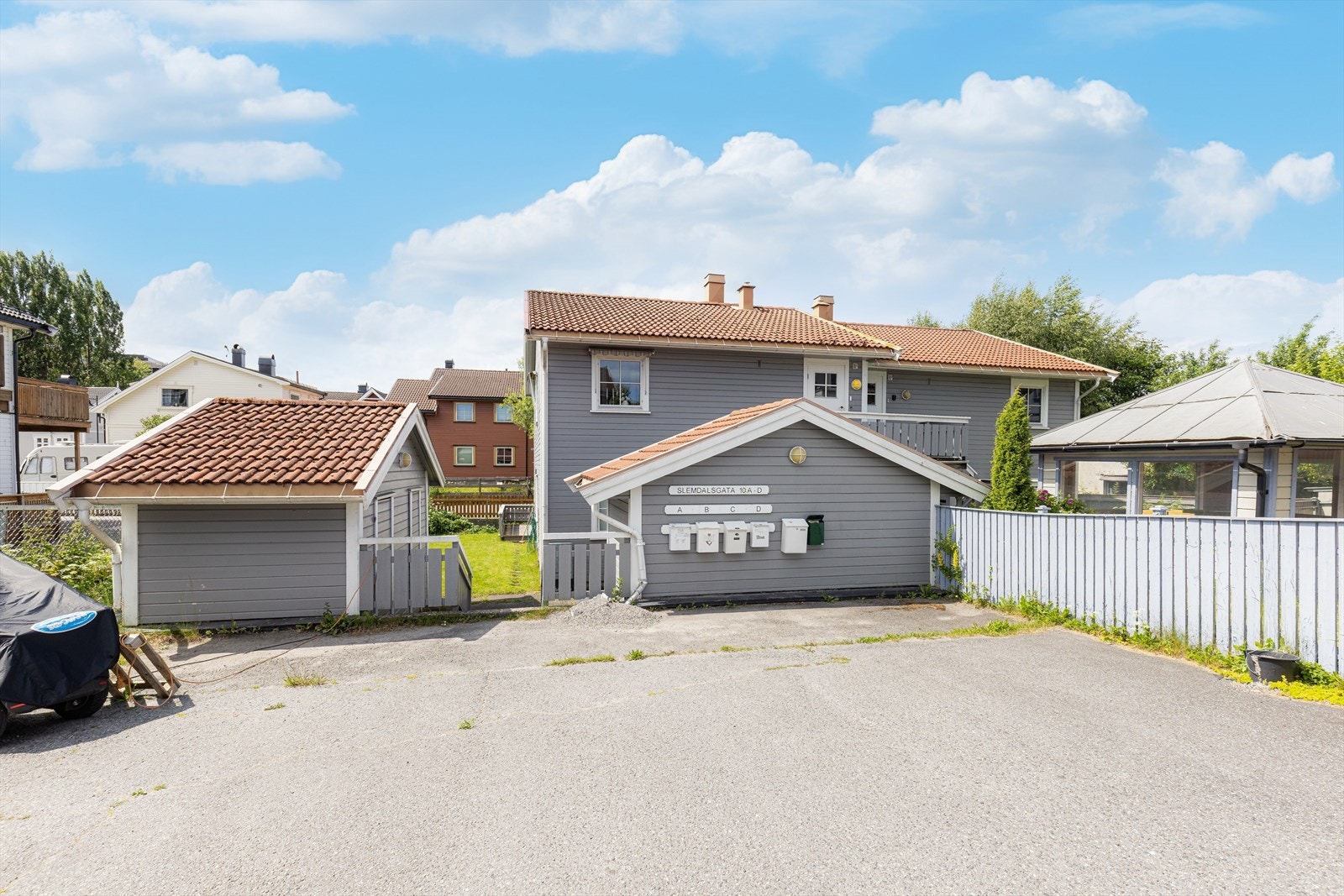 Sameiet har felles biloppstillingsplasser. Galleribilde