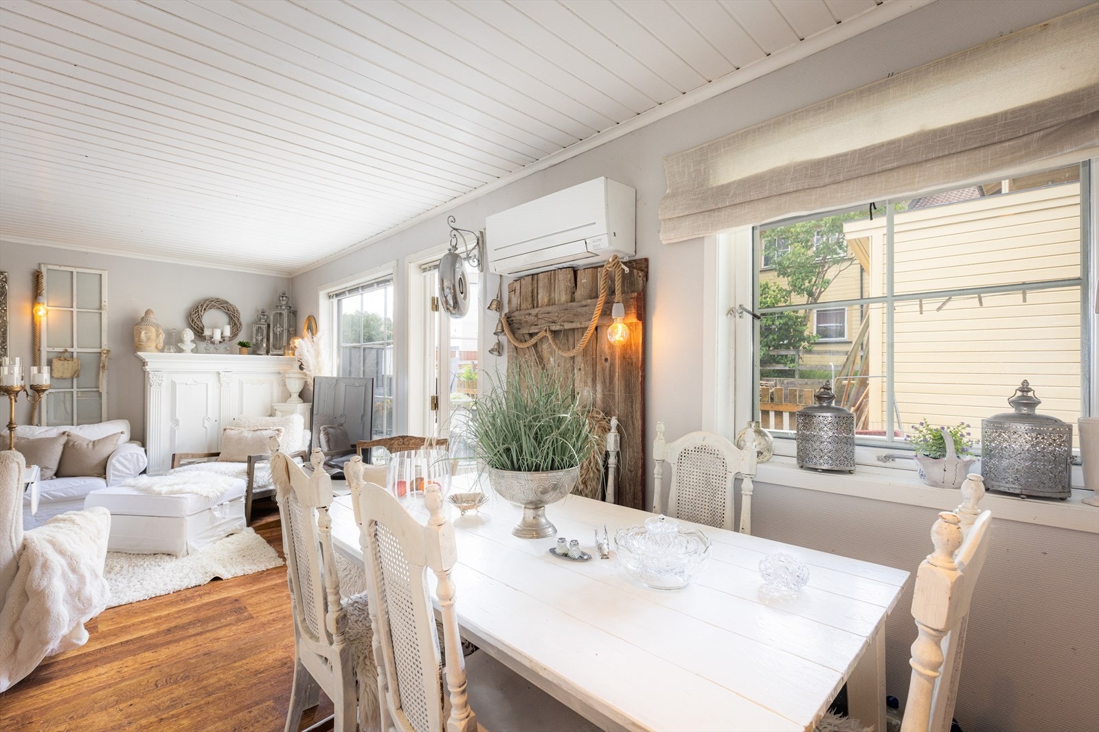 Det er kun en liten spasertur inn til Skiens sentrumsgater, som kan tilby kjøpesentre og butikker, kafeer og restauranter, samt diverse kulturtilbud. Galleribilde