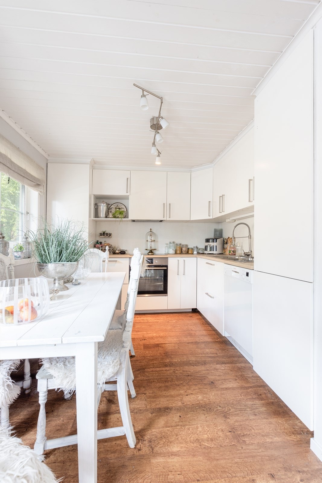 Kjøkkenet har lys innredning fra ca 2019 med malte glatte fronter og laminert benkeplate. Galleribilde