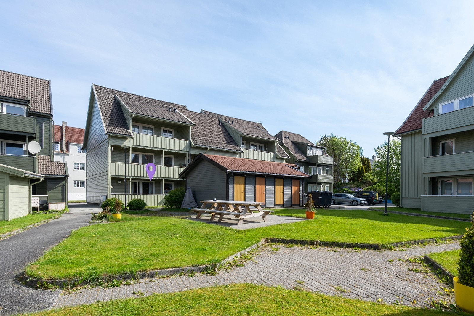 Hyggelige fellesarealer med plen, planter og sittegruppe Galleribilde
