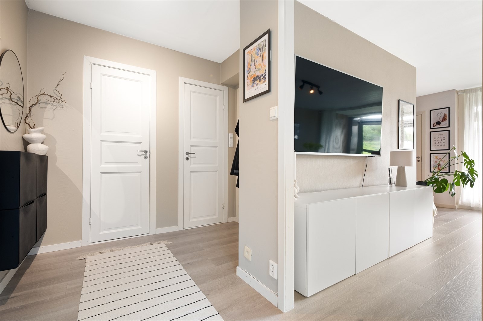 Det er lyse og moderne farger på vegger og laminat gulv gjennomgående i hele leiligheten. Galleribilde