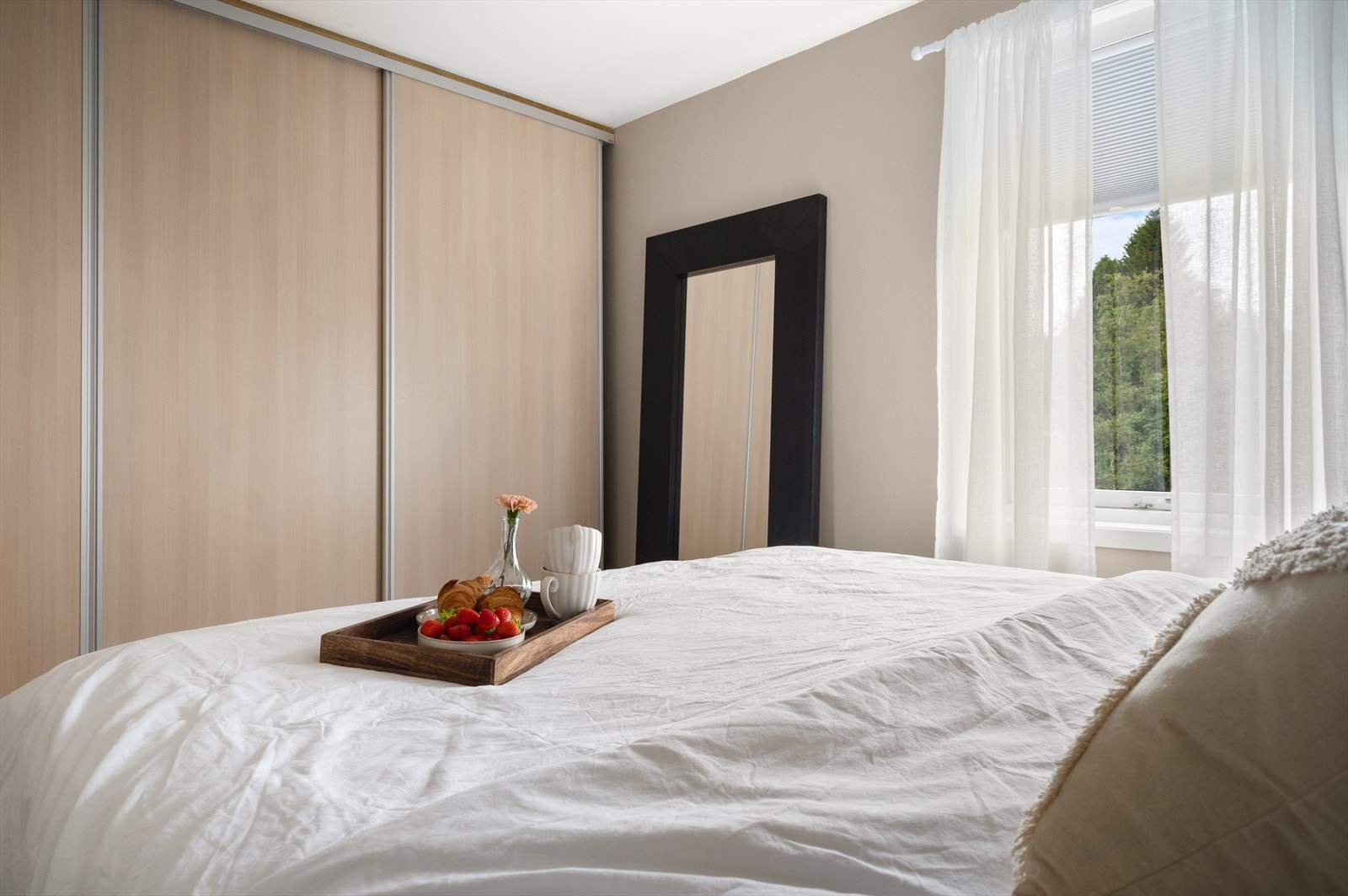 Her får du også en stor skyvedørsgarderobe langs hele veggen. Galleribilde