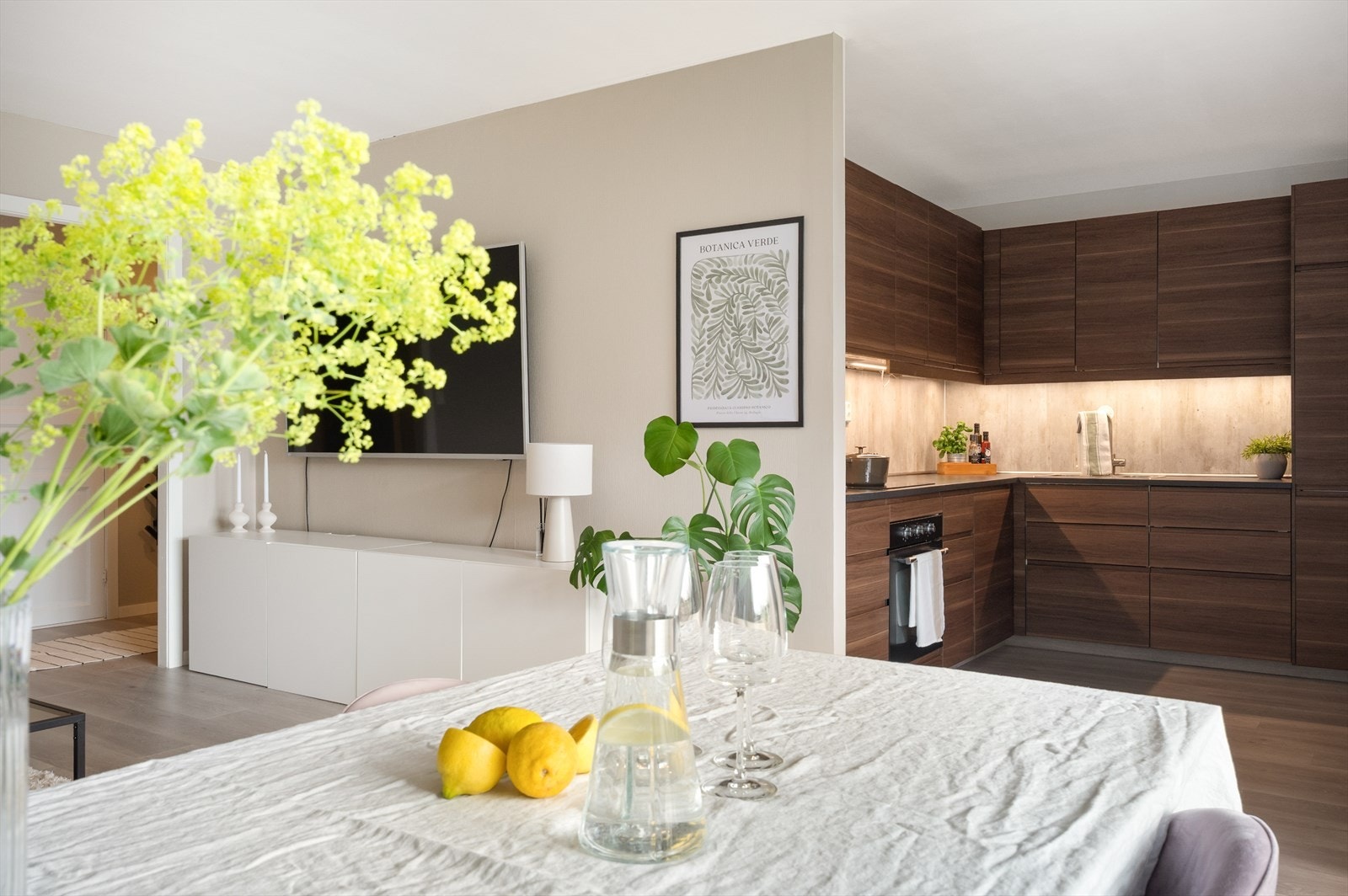 Delvis åpen løsning mellom stue og kjøkken. Galleribilde