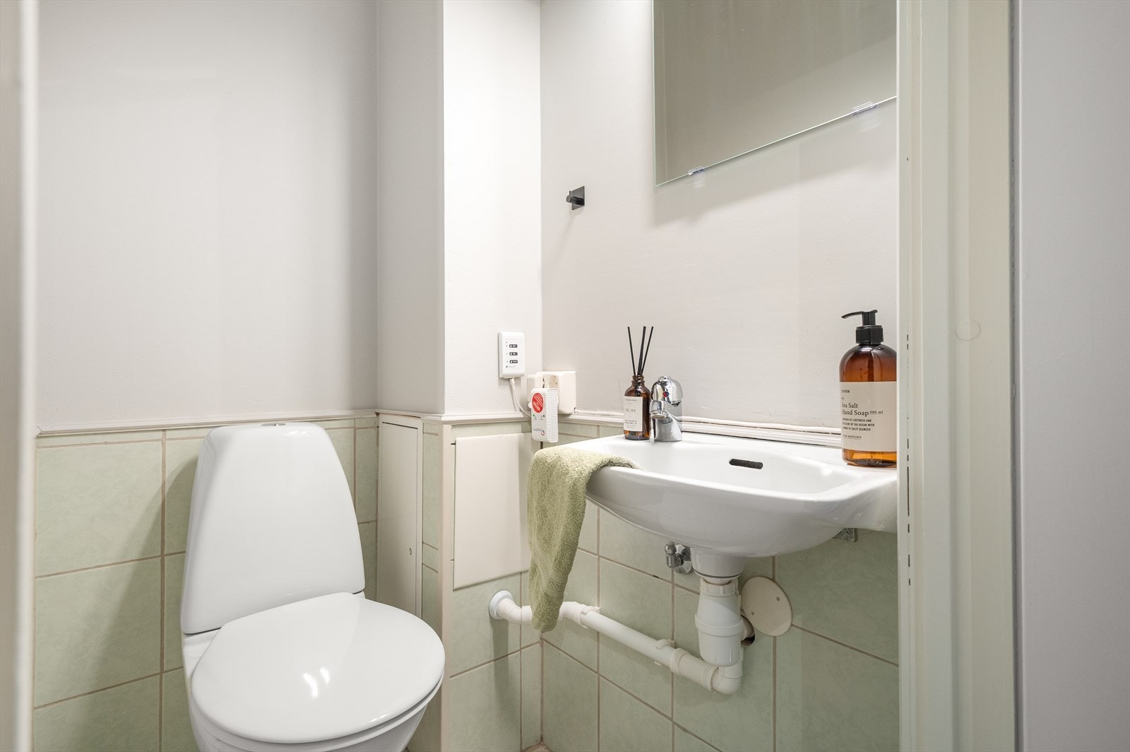 Leiligheten har separat toalettrom vegg i vegg med badet. Galleribilde