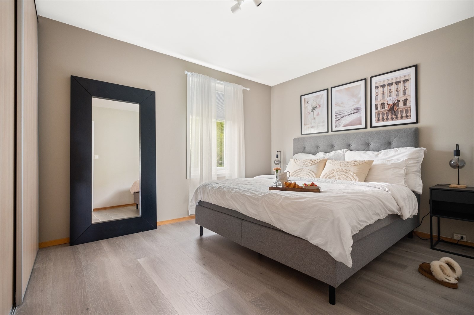 Hovedsoverommet er av god størrelse og veggene er malt i en behagelig tone som passer perfekt for et soverom. Galleribilde