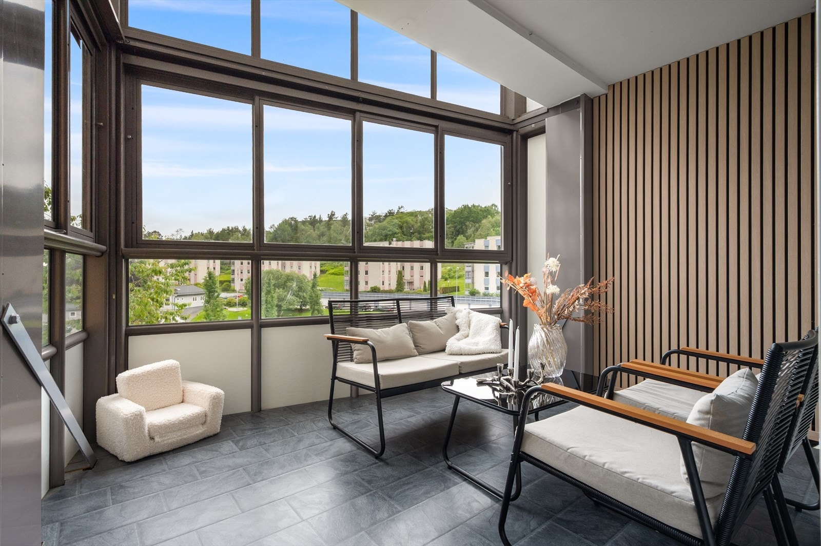 En lys og moderne 3-roms leilighet i et populært borettslag med sentral beliggenhet. Galleribilde