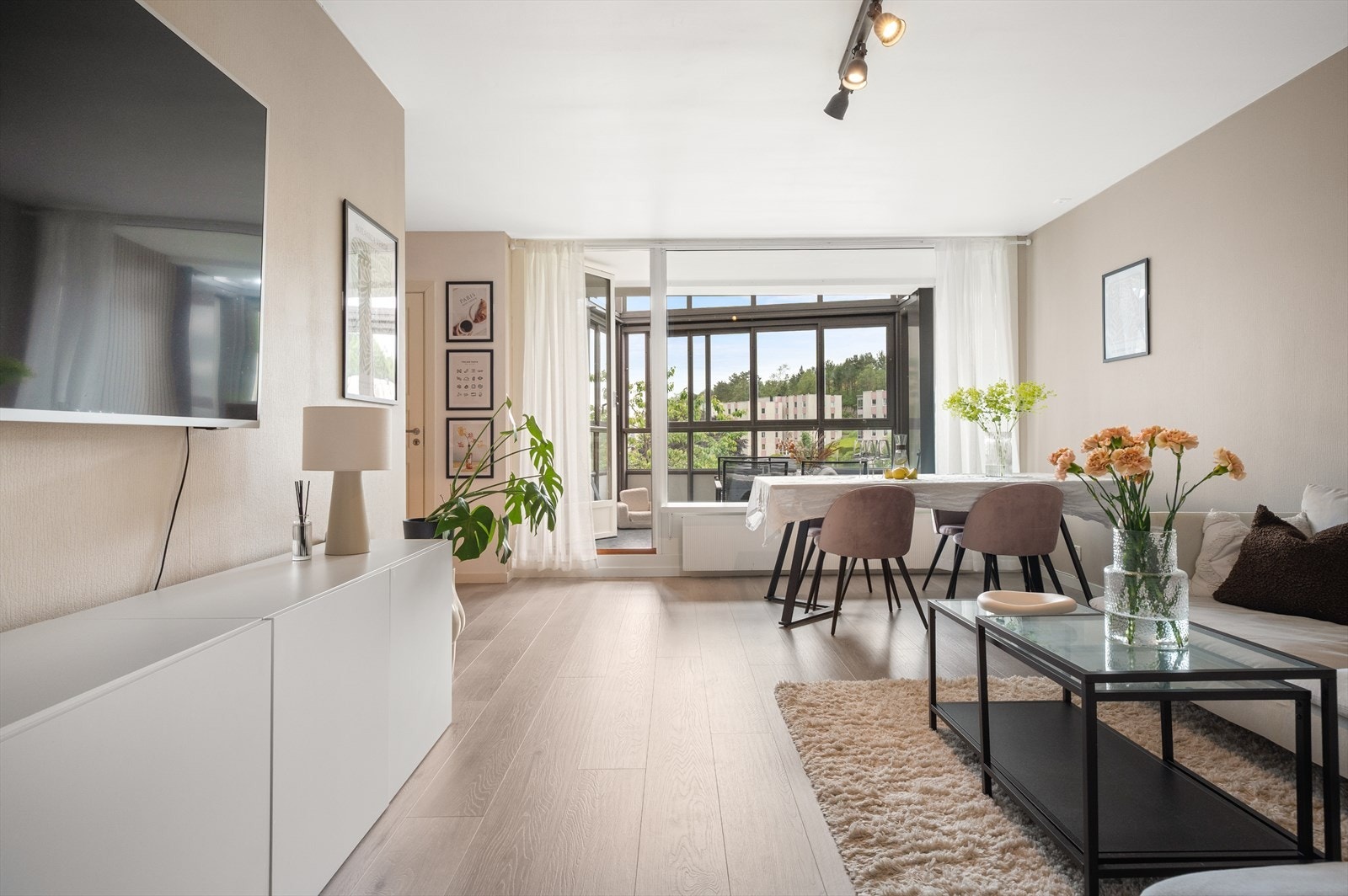 Store vindusflater som gir masse lys inn i rommet. Galleribilde