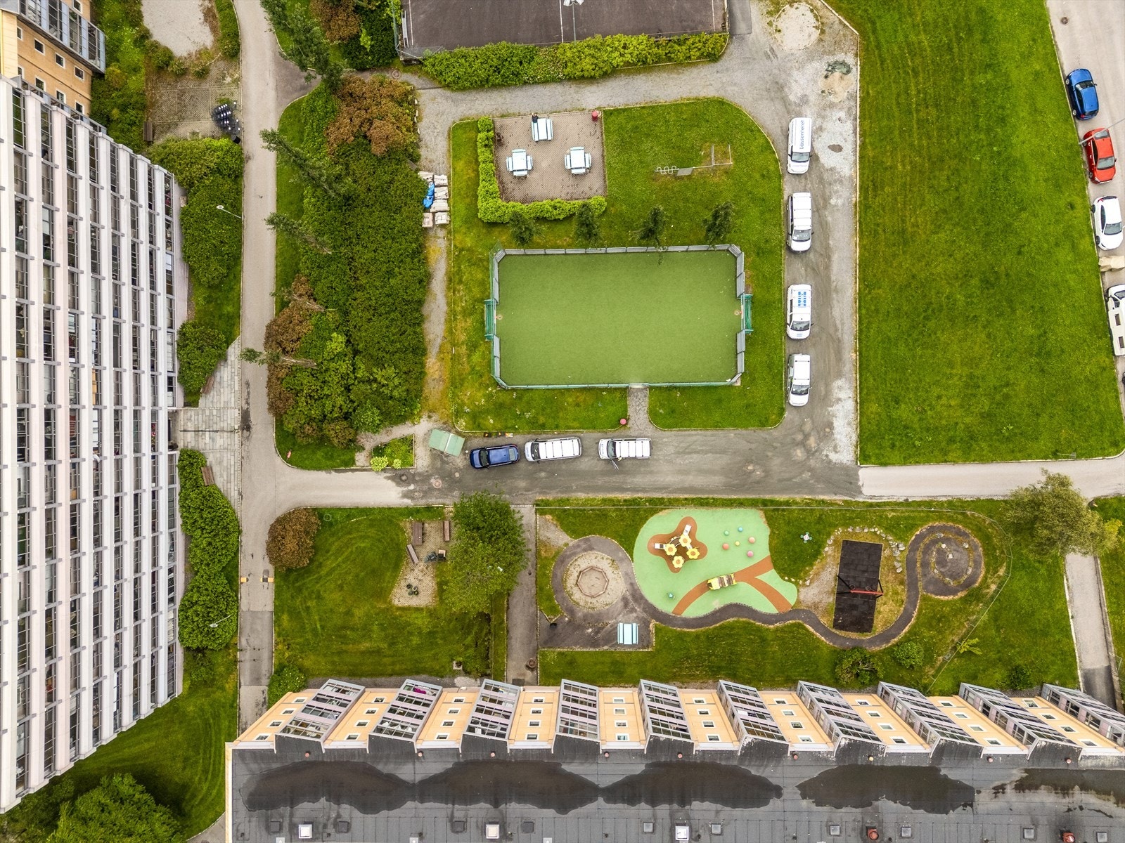 Borettslaget har flere lekeplasser, ballbinge og basketbane, samt Tufte-park Galleribilde