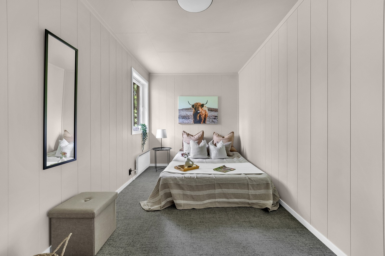 Hovedsoverommet har god plass til dobbeltseng, samt er det avsatt plass til garderobeinnredning. Teppegulv og vegger malt i moderne farger. Galleribilde