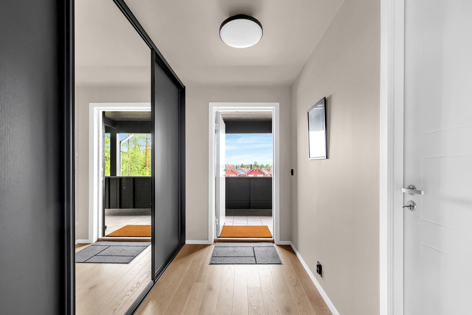 Lys entré som har en flott skyvedørsgarderobe med speil, i mørk utførelse. Lyspigmentert 1-stavs eikeparkett på gulv. Rommet er holdt i lyse fargevalg, noe som er gjennomgående for de øvrige oppholdsrommene. Galleribilde