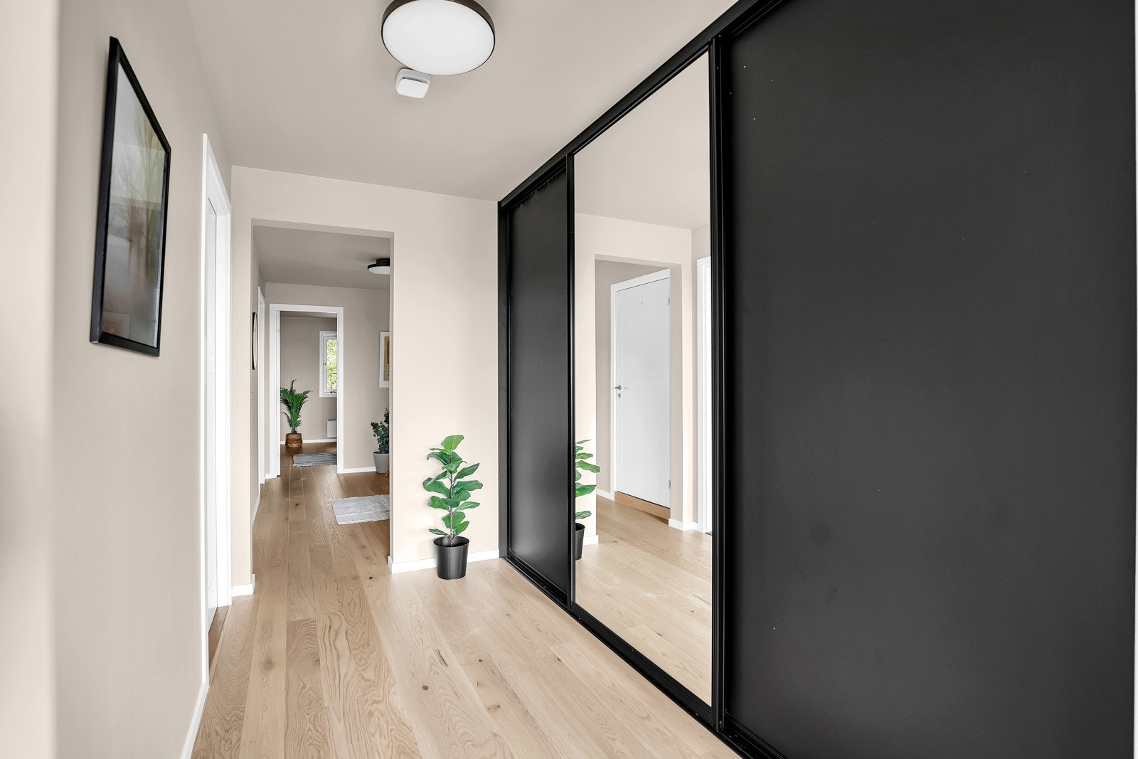 Lys entré som har en flott skyvedørsgarderobe med speil, i mørk utførelse. Lyspigmentert 1-stavs eikeparkett på gulv. Rommet er holdt i lyse fargevalg, noe som er gjennomgående for de øvrige oppholdsrommene. Galleribilde