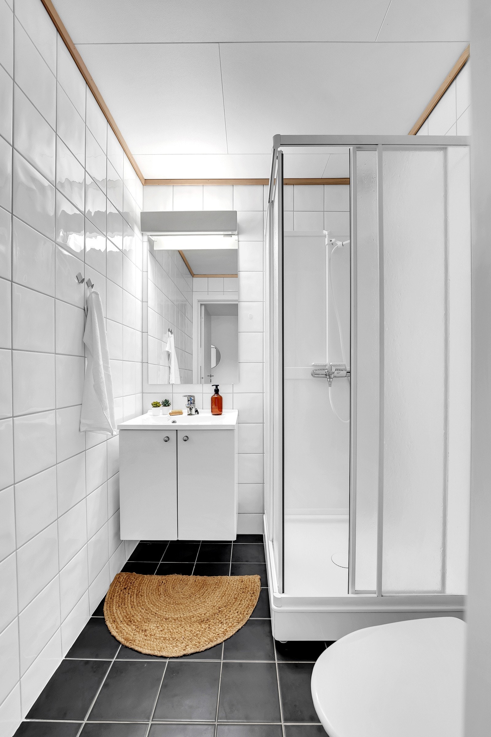 Bad I. Pent bad fra 2007 med flislagte overflater og varmekabler i gulv. Baderomsinnredning bestående av benkeskap med glatte fronter. Badet er gitt TG2. Galleribilde