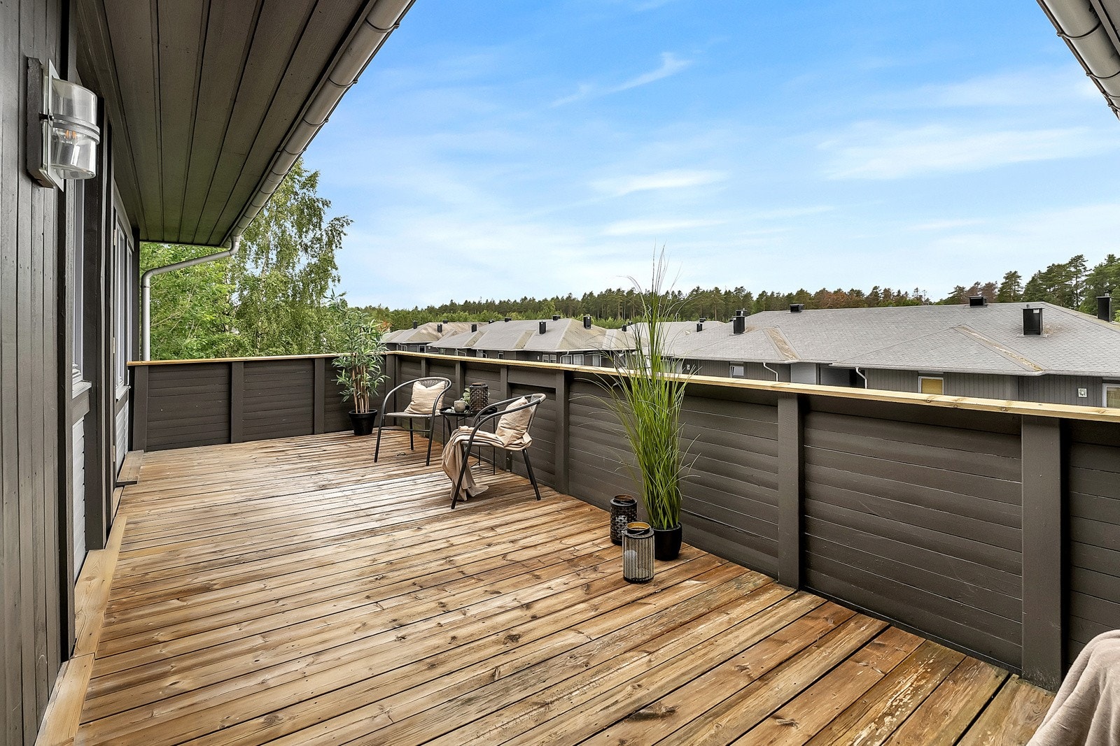 Terrassedøren fører ut til en stor vestvendt balkong på ca. 16 kvm, hvor man kan nyte late dager og sene kvelder i hyggelige omgivelser. Galleribilde