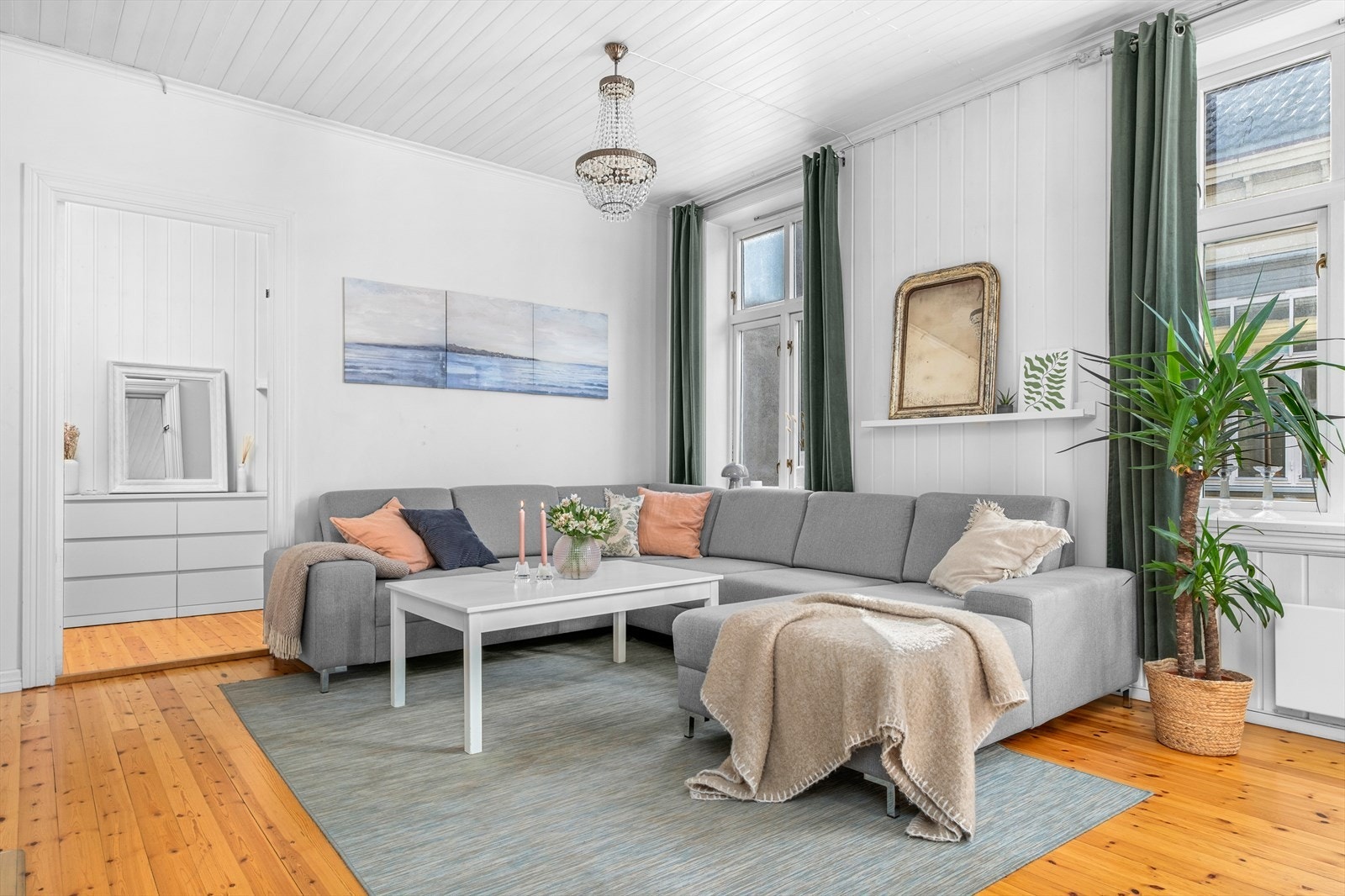 Leiligheten har en fin stue på flotte 24,5m² og som ligger i tilknytning til 2 soverom, kjøkken og entre. Galleribilde